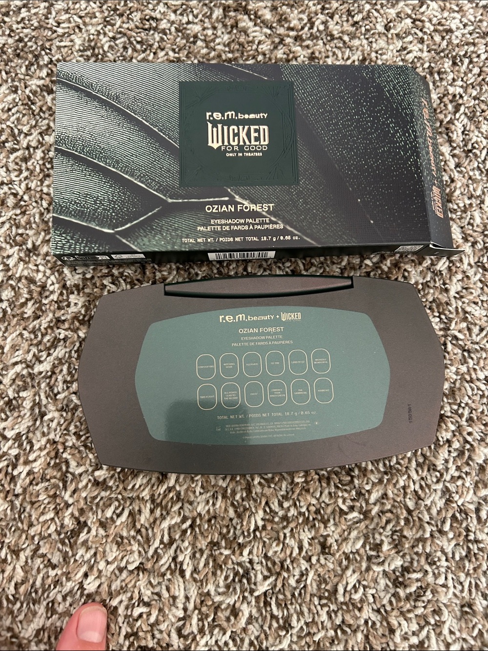 r.e.m by Ariana grande Wicked Eyeshadow Palette - Ozian Forest, Green Mix - Picture 4 of 4